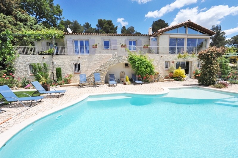 For sale South Luberon, in a quiet residential area, recently constructed house with infinity pool and breathtaking views.
