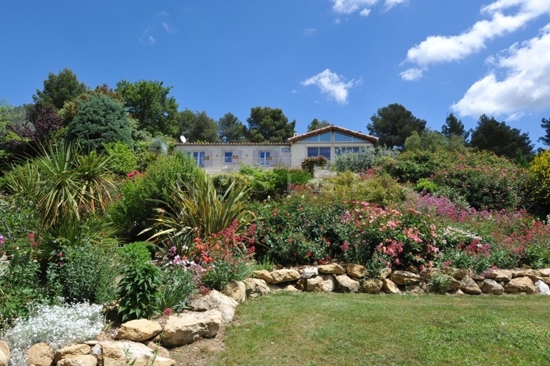 For sale South Luberon, in a quiet residential area, recently constructed house with infinity pool and breathtaking views.