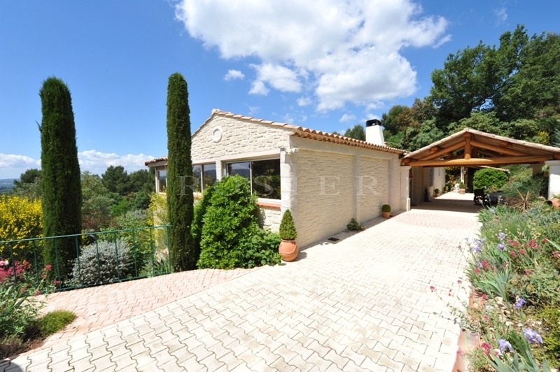 For sale South Luberon, in a quiet residential area, recently constructed house with infinity pool and breathtaking views.