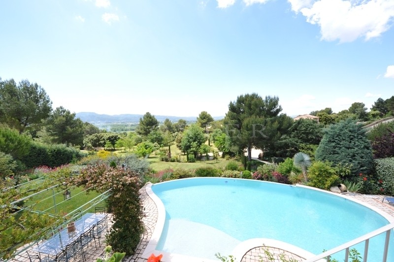 For sale South Luberon, in a quiet residential area, recently constructed house with infinity pool and breathtaking views.