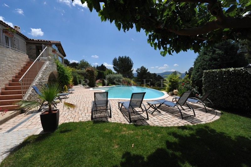 For sale South Luberon, in a quiet residential area, recently constructed house with infinity pool and breathtaking views.