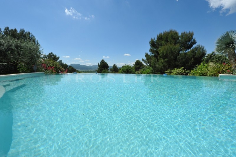For sale South Luberon, in a quiet residential area, recently constructed house with infinity pool and breathtaking views.