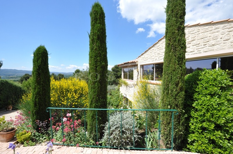 For sale South Luberon, in a quiet residential area, recently constructed house with infinity pool and breathtaking views.