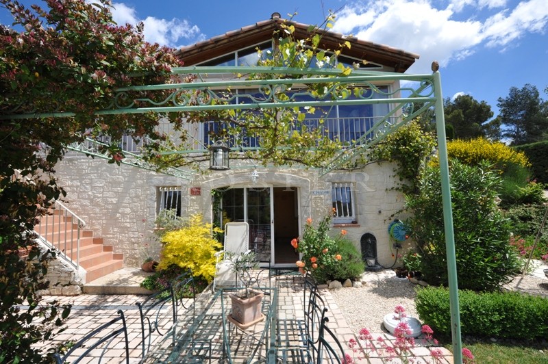For sale South Luberon, in a quiet residential area, recently constructed house with infinity pool and breathtaking views.