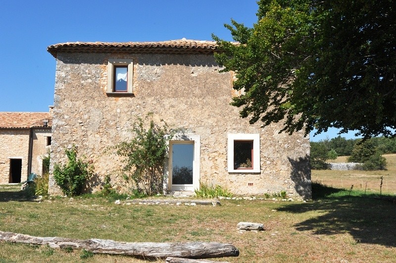In the Natural Park of the Luberon, for sale, exceptional renovated farmhouse on more than 150 hectares