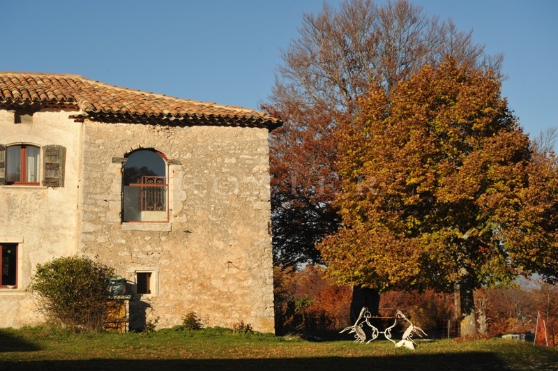 In the Natural Park of the Luberon, for sale, exceptional renovated farmhouse on more than 150 hectares