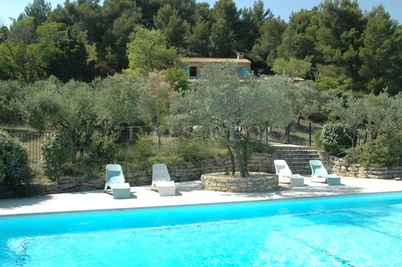 In Provence, a property for sale located just a few minutes from the famous hilltop villages of the North Luberon.