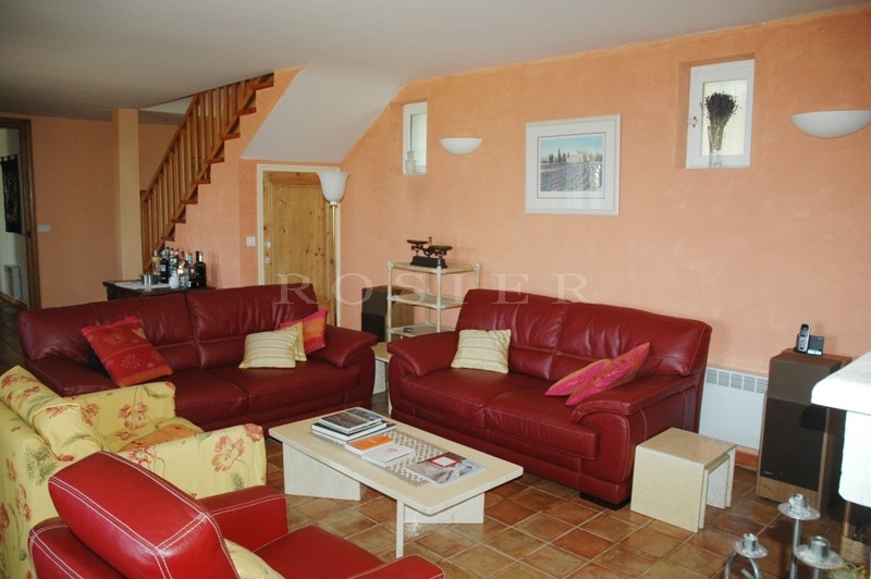 In Provence, a property for sale located just a few minutes from the famous hilltop villages of the North Luberon.