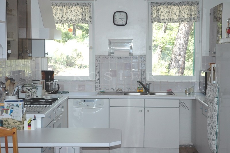 In Provence, a property for sale located just a few minutes from the famous hilltop villages of the North Luberon.