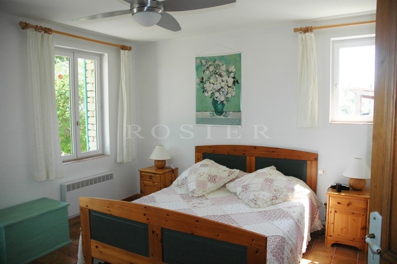 In Provence, a property for sale located just a few minutes from the famous hilltop villages of the North Luberon.