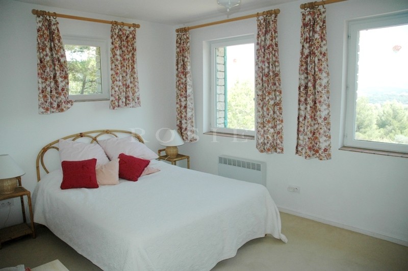 In Provence, a property for sale located just a few minutes from the famous hilltop villages of the North Luberon.