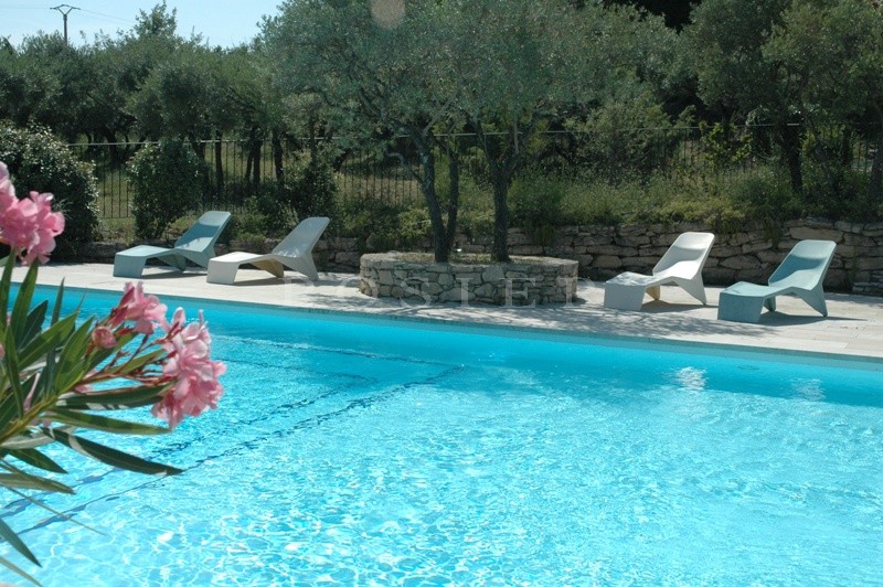 In Provence, a property for sale located just a few minutes from the famous hilltop villages of the North Luberon.
