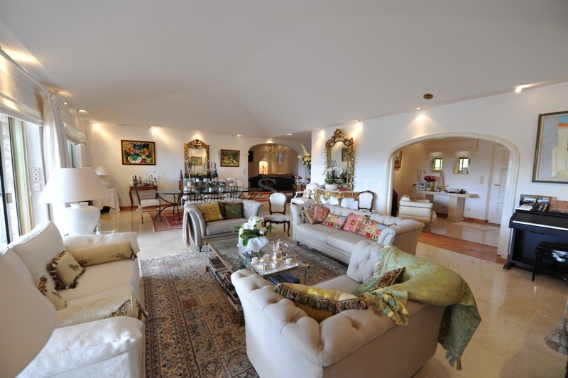Luberon, for sale, up in the hills and just few minutes from a famous perched village, prestigious, contemporary-style property with amazing views.
