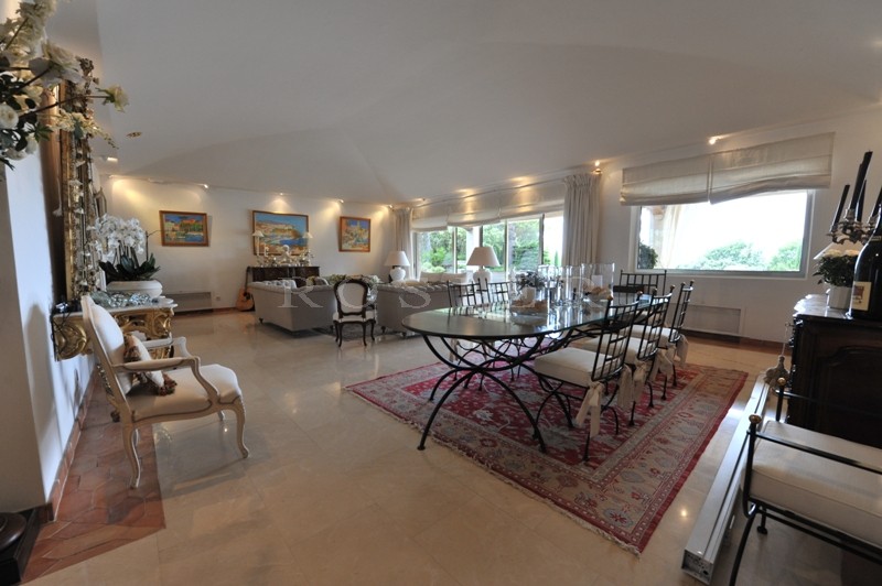 Luberon, for sale, up in the hills and just few minutes from a famous perched village, prestigious, contemporary-style property with amazing views.