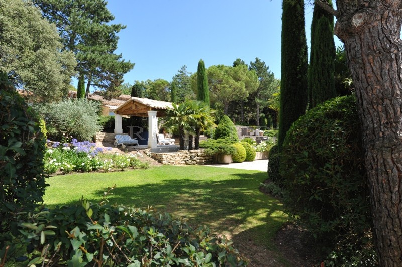 Luberon, for sale, up in the hills and just few minutes from a famous perched village, prestigious, contemporary-style property with amazing views.