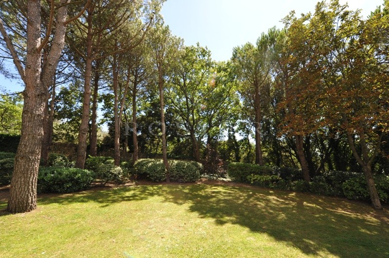 Luberon, for sale, up in the hills and just few minutes from a famous perched village, prestigious, contemporary-style property with amazing views.