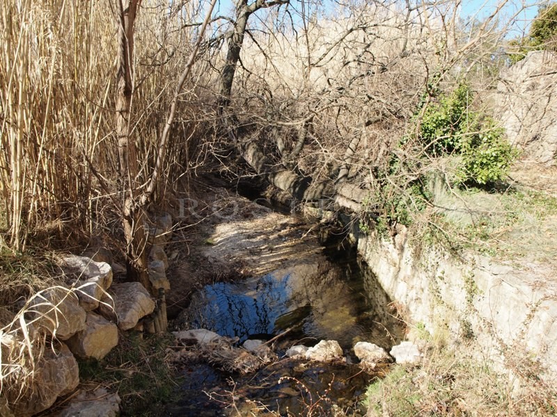 Former Provencal mill house with swimming pool for sale with views of the Ventoux mountain and surrounding villages.