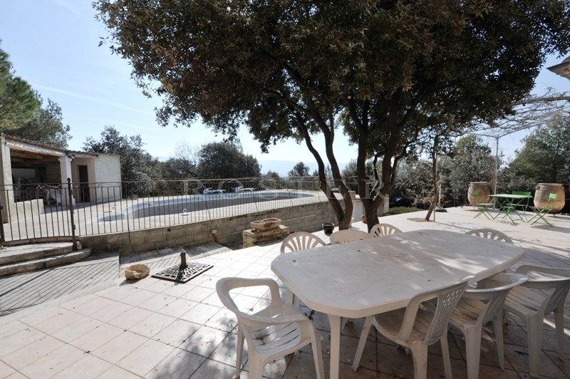 Close to Gordes : recently built property with pool and dominant views of the Luberon
