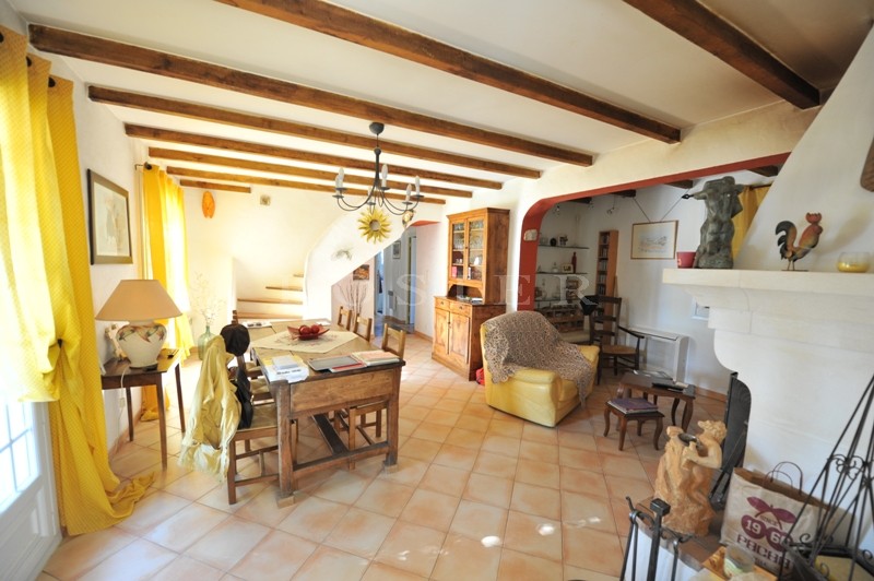 Close to Gordes : recently built property with pool and dominant views of the Luberon