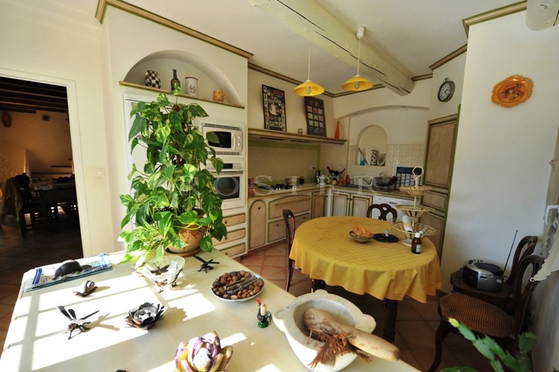 Close to Gordes : recently built property with pool and dominant views of the Luberon