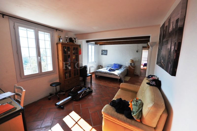 Close to Gordes : recently built property with pool and dominant views of the Luberon