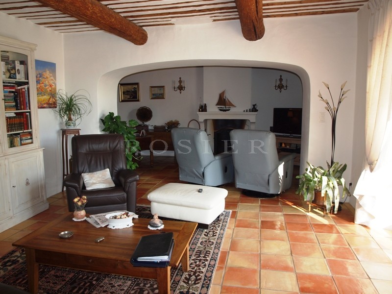 Restored farmhouse at the heart of a renowned Provencal village