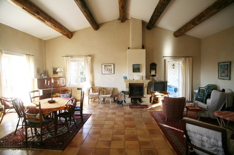 In the Luberon, at the heart of the 'Golden Triangle', a stone house with swimming pool, benefitting from dominating views.
