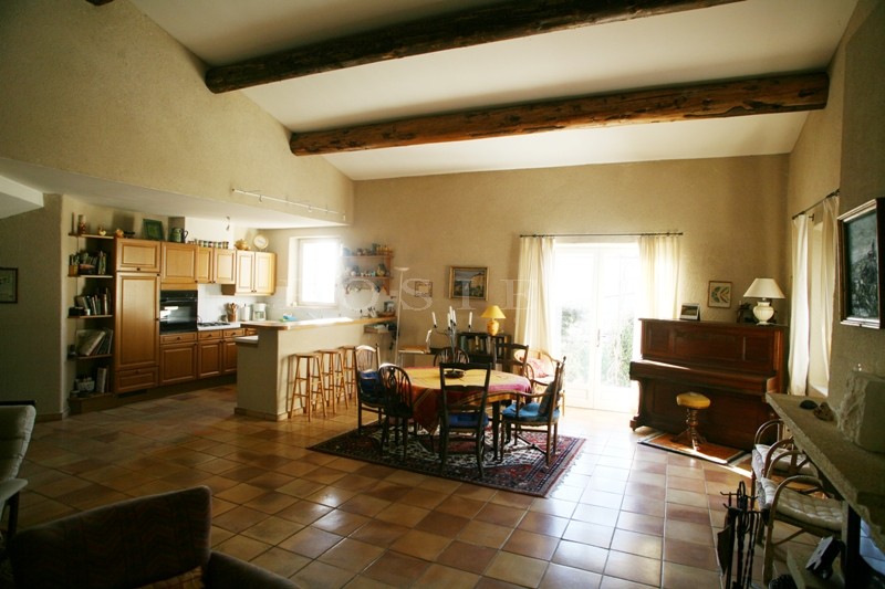 In the Luberon, at the heart of the 'Golden Triangle', a stone house with swimming pool, benefitting from dominating views.