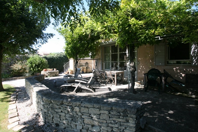 Close to Gordes: a charming hamlet house with a garden large enough to accomodate a swimming pool