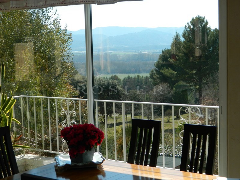 For sale South Luberon, in a quiet residential area, recently constructed house with infinity pool and breathtaking views.