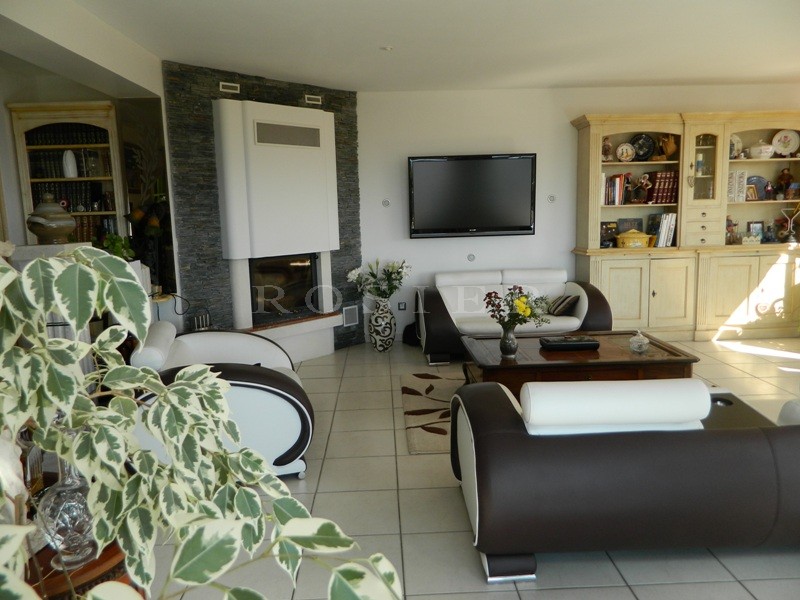 For sale South Luberon, in a quiet residential area, recently constructed house with infinity pool and breathtaking views.