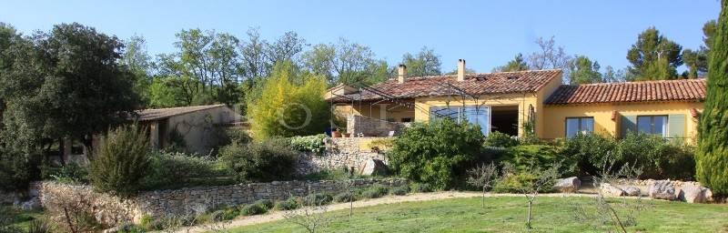 Just a few kilometers from Gordes and Roussillon, a charming hotel  with superb views of the Luberon mountains.
