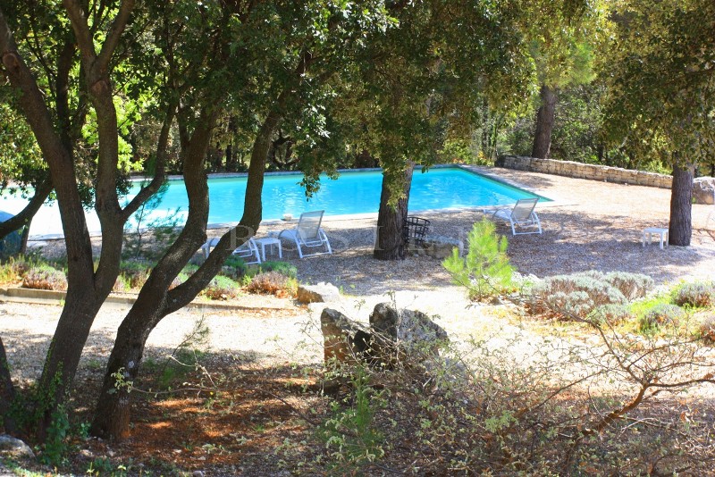 Just a few kilometers from Gordes and Roussillon, a charming hotel  with superb views of the Luberon mountains.