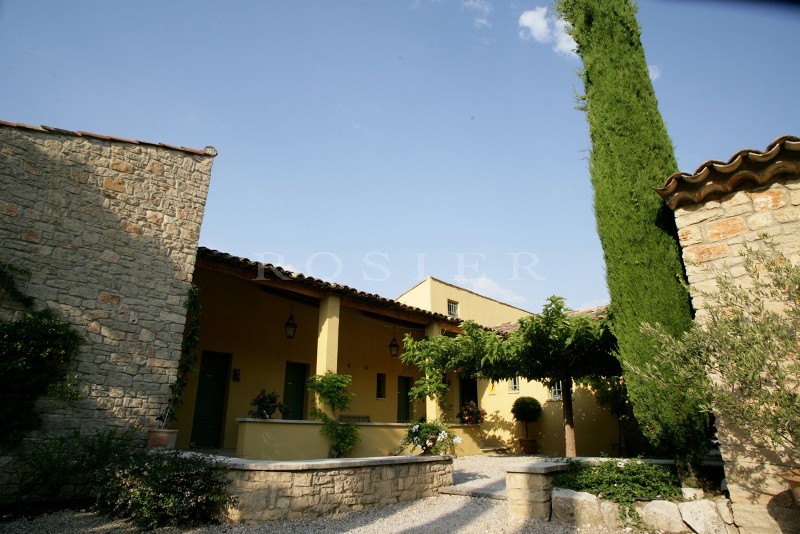 Just a few kilometers from Gordes and Roussillon, a charming hotel  with superb views of the Luberon mountains.