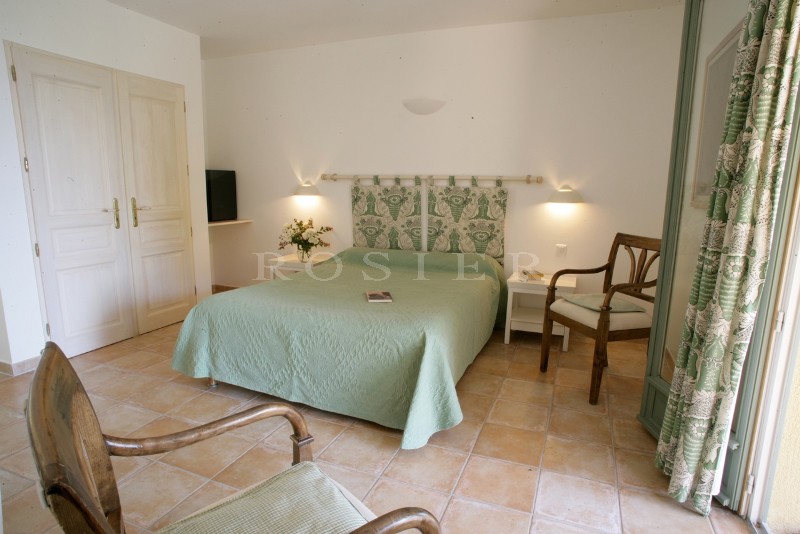 Just a few kilometers from Gordes and Roussillon, a charming hotel  with superb views of the Luberon mountains.
