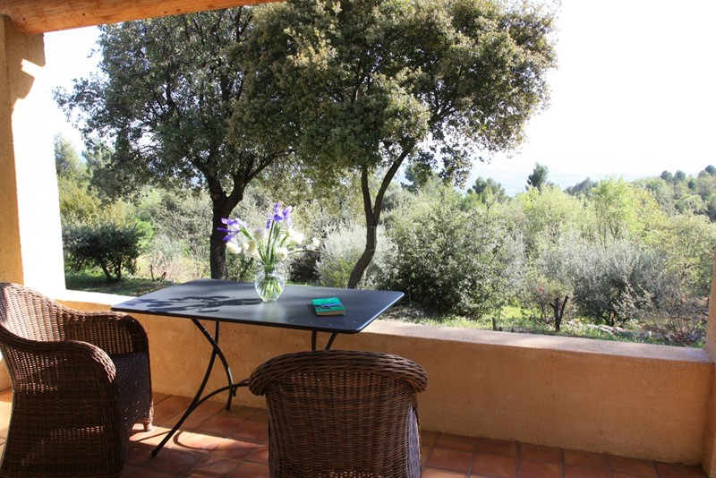 Just a few kilometers from Gordes and Roussillon, a charming hotel  with superb views of the Luberon mountains.
