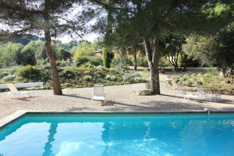 Just a few kilometers from Gordes and Roussillon, a charming hotel  with superb views of the Luberon mountains.