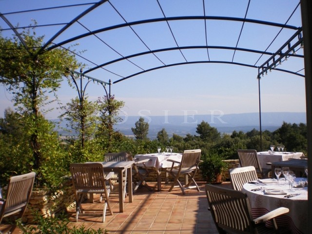 Just a few kilometers from Gordes and Roussillon, a charming hotel  with superb views of the Luberon mountains.