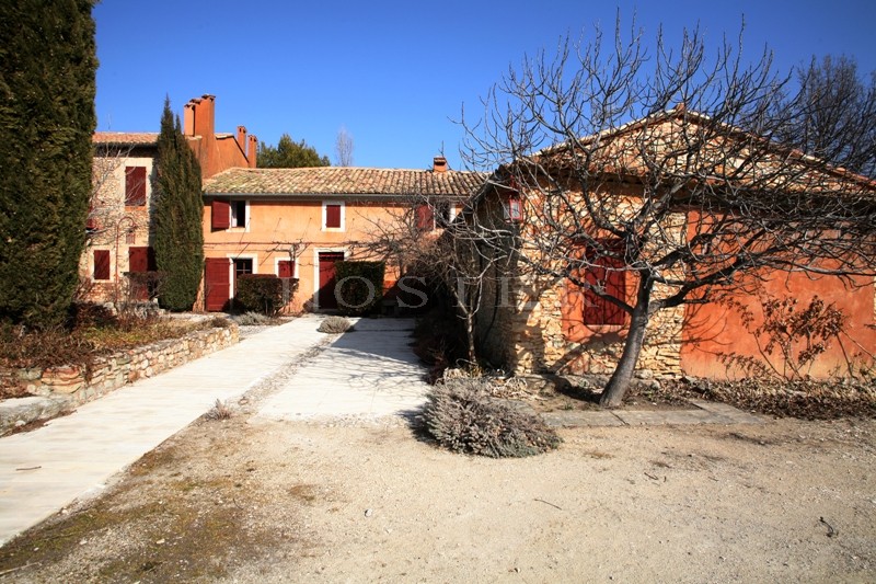 For sale, between Gordes and Roussillon in Provence, a rare property with swimming pool and outbuildings on more than 18 hectares (44 acres) of land