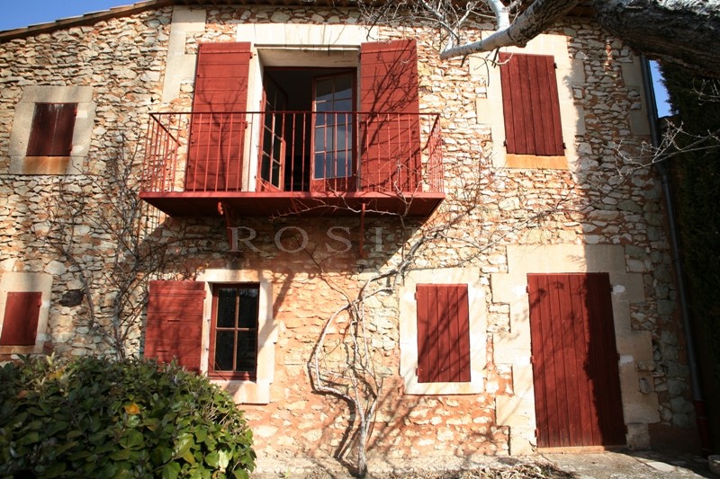 For sale, between Gordes and Roussillon in Provence, a rare property with swimming pool and outbuildings on more than 18 hectares (44 acres) of land