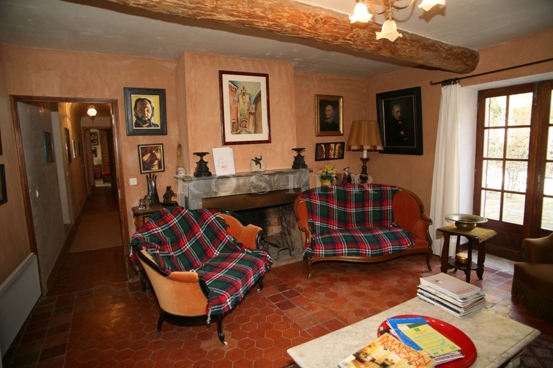 For sale, between Gordes and Roussillon in Provence, a rare property with swimming pool and outbuildings on more than 18 hectares (44 acres) of land