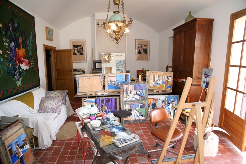 For sale, between Gordes and Roussillon in Provence, a rare property with swimming pool and outbuildings on more than 18 hectares (44 acres) of land
