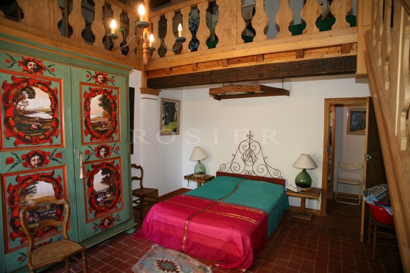 For sale, between Gordes and Roussillon in Provence, a rare property with swimming pool and outbuildings on more than 18 hectares (44 acres) of land