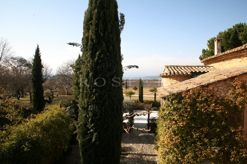 Between Roussillon and St. Saturnin lès Apt, for sale, a charming hamlet house with park and swimming pool in condo