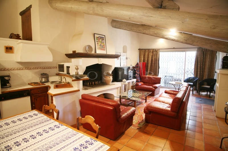 Between Roussillon and St. Saturnin lès Apt, for sale, a charming hamlet house with park and swimming pool in condo