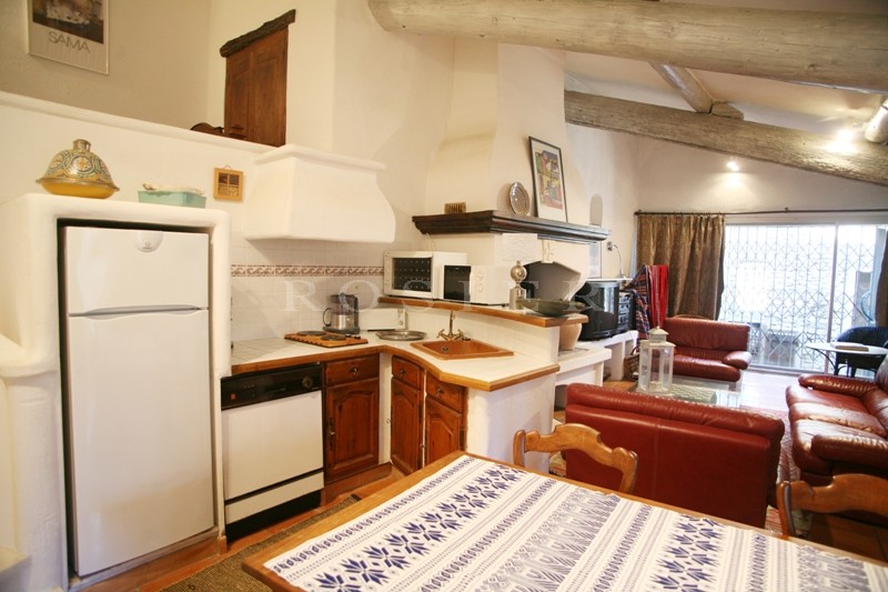 Between Roussillon and St. Saturnin lès Apt, for sale, a charming hamlet house with park and swimming pool in condo
