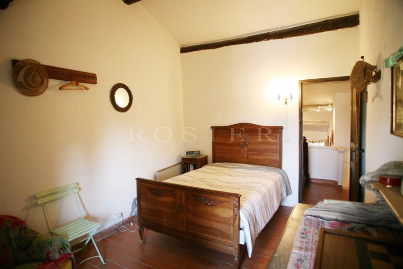 Between Roussillon and St. Saturnin lès Apt, for sale, a charming hamlet house with park and swimming pool in condo