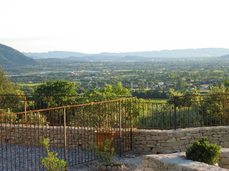 Close to Gordes in Luberon, for sale, a contemporary stone-built house offering sweeping views of the valley and the Luberon and Alpilles mountains