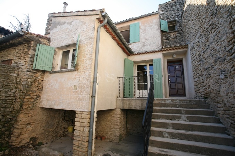 Close to Gordes, in a charming Luberon village, for sale, house with courtyard. Numerous possibilities.