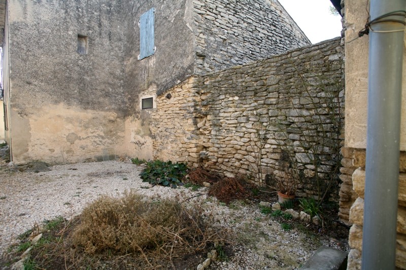 Close to Gordes, in a charming Luberon village, for sale, house with courtyard. Numerous possibilities.